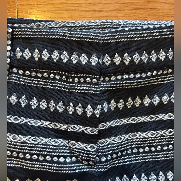 Loft Black & White Aztec Print Tribal Shorts Size 4 - Picture 10 of 11